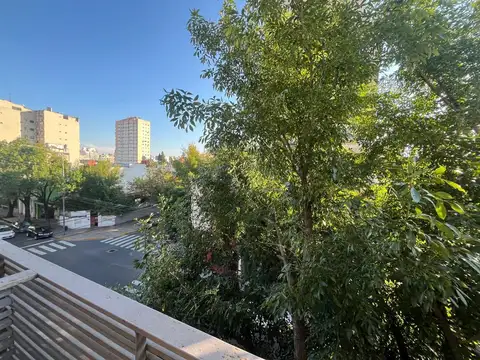 Hermoso monoambiente, al frente, con balcón. Plaza Irlanda.