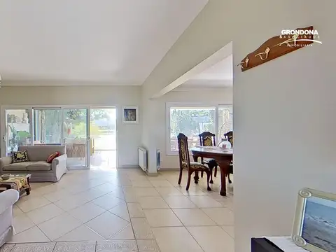 Destacada Casa en Venta al Lago en Santa Barbara