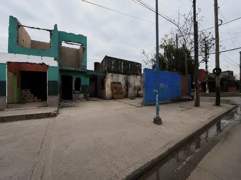 LOTE CON MEJORAS ESQUINA REMIGIO LOPEZ Y AZCUENAGA