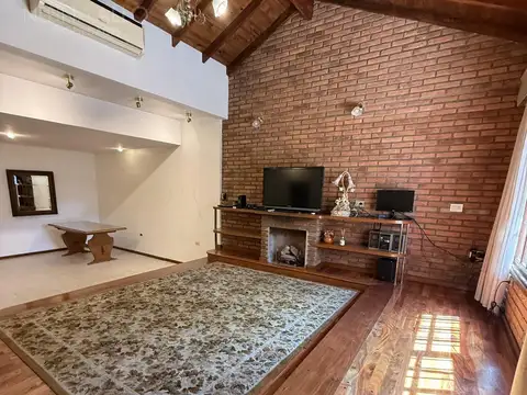 Casa en Venta con 2 cocheras