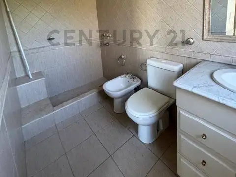 Casa 8 ambientes con 2 baños