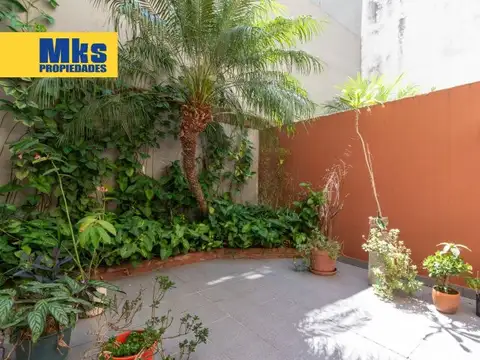 Venta Triplex. 4 ambientes.Barracas. Patio y cochera.