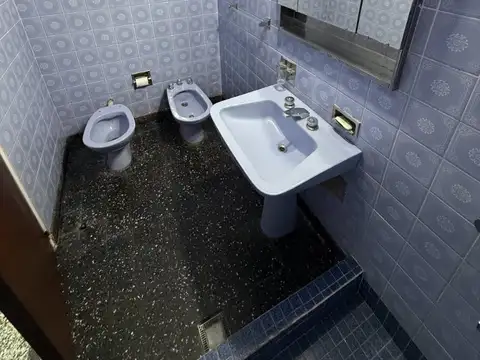Casa en alquiler con amplio patio y quincho en macrocentro