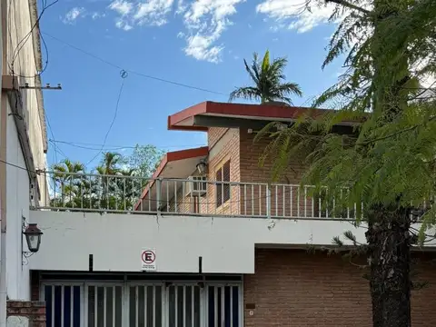 Casa en alquiler con amplio patio y quincho en macrocentro