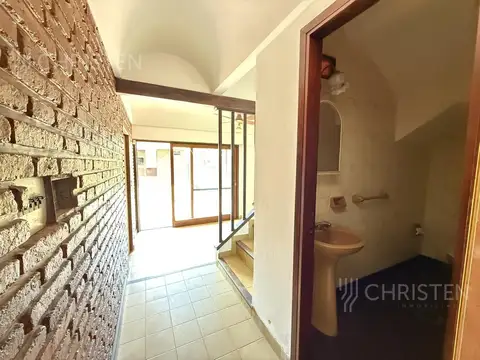 Casa en Alquiler con 2 cocheras