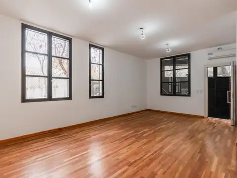 Fantástica casa en tres plantas con ascensor en venta, apto profesional, en Belgrano Chico.