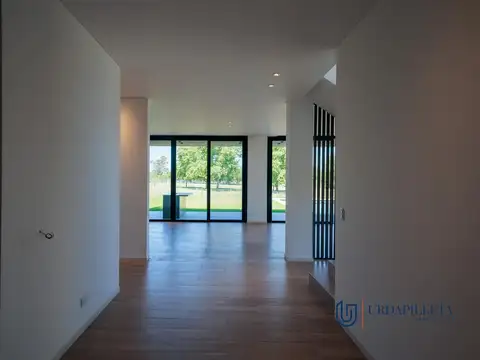 Casa 7 ambientes con 5 baños