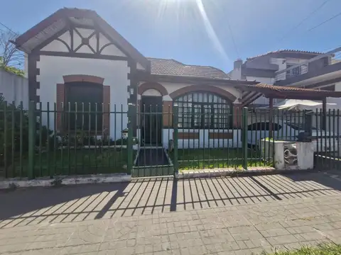 Casa 4 amb. en Caseros lado Norte