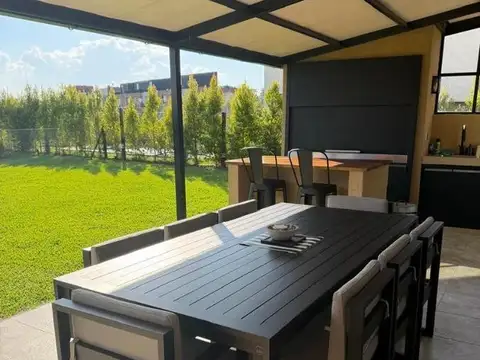Casa 4 ambientes con 4 baños