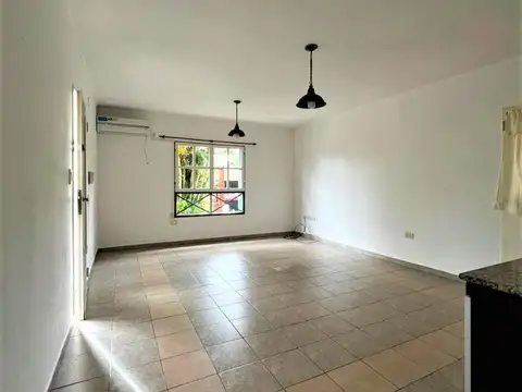 (A130) CASA CON COCHERA Y GALERíA - Z/ AV. MULLER Y AV. 117