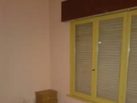 Casa individual en alquiler 3 ambientes amplio con patio
