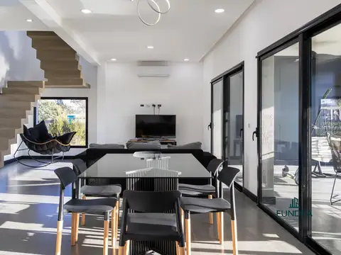 Casa en Venta con 4 cocheras