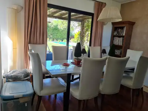 Casa 6 ambientes con 2 baños