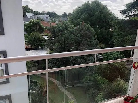 VENTA DE MONOAMBIENTE CON BALCÓN Y ESPACIO DE TERRAZA PROPIO, MUY LUMINOSO