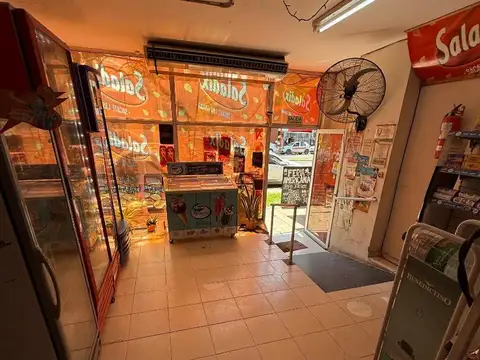 Amplio Local comercial frente a Hospital Perrando!