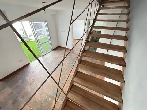 Casa reciclada con patio y parrillero en Arroyito