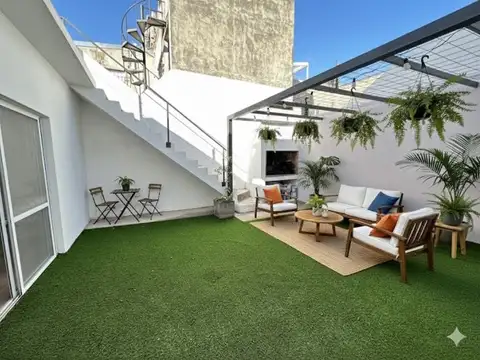 Casa reciclada con patio y parrillero en Arroyito