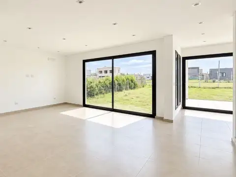 Casa en Venta en Pilar del Este - Santa Lucia, USD 198.000