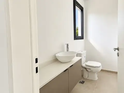 Casa 4 ambientes con 3 baños