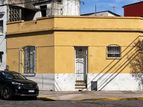 VENTA CASA 3 AMBIENTES FLORESTA LOTE PROPIO