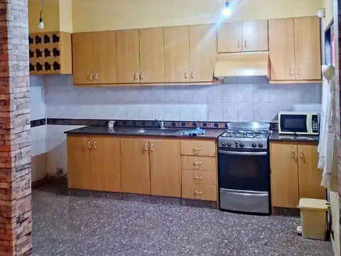 "MUY LINDA CASA AMERICANA CON GALPON"