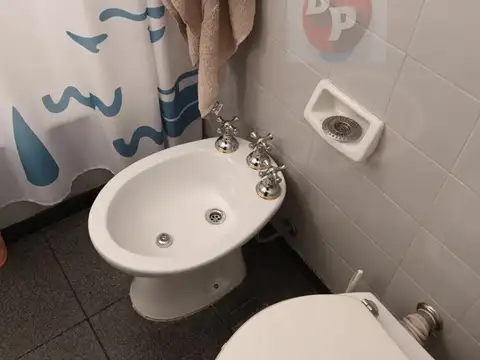 EXCELENTE DEPTO DE 2 AMB. C/FTRENTE C/BALCON - VISTA ABIERTA
