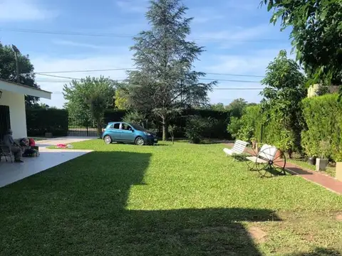 Casa 6 ambientes con 2 baños
