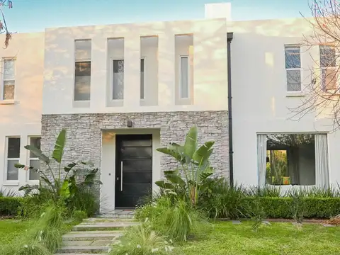 Casa en venta en Las Liebres sobre lote en esquina