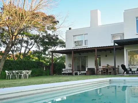 Casa en venta en Las Liebres sobre lote en esquina