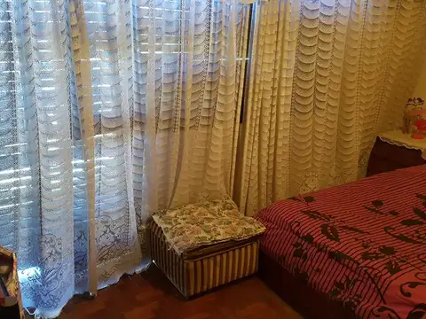 EN VENTA EN CASEROS DEPARTAMENTO DE 5 AMBIENTES EN P.A; CUENTA CON GALPON EN P.B. - FICHA 3539