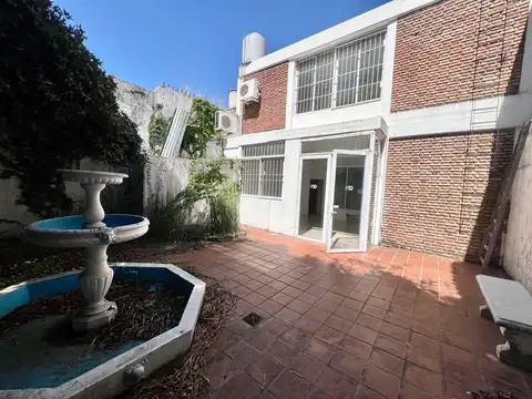 Local con Patio propio en Galería sobre calle Alvear: Impecable estado. 100m2 cubiertos y 100m2 descubiertos