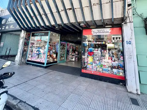 Local con Patio propio en Galería sobre calle Alvear: Impecable estado. 100m2 cubiertos y 100m2 descubiertos