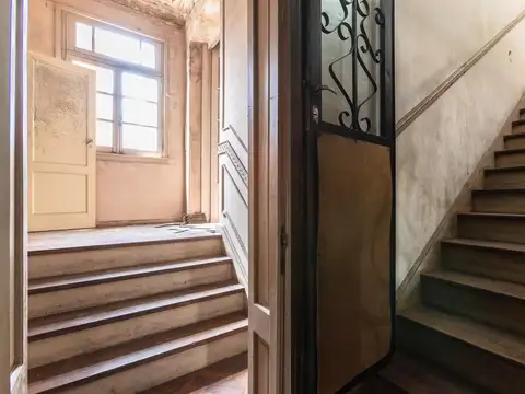 Casa 16 ambientes con 4 baños