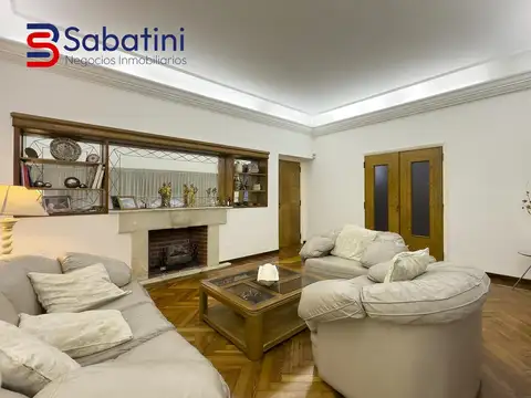 Casa de 6 ambientes con patio, quincho, terraza y cochera para 2 autos en Venta