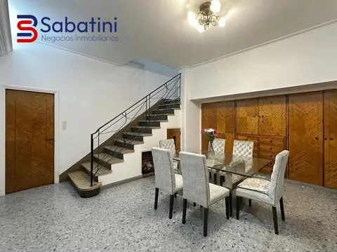 Casa 6 ambientes con 2 baños