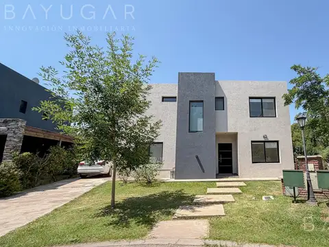 Venta / Casa - Barrio Privado Los  Robles - Apto Crédito