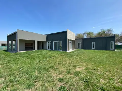 VENTA/PERMUTA - Casa 3 dormitorios con jardin, parrilla y cochera. Apta Crédito - Haras de Funes