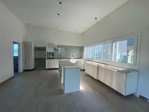 Casa 6 ambientes con 4 baños