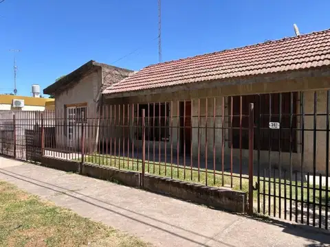 VENTA - Casas + local  y edificación al contra frente - Amplio lote céntrico sobre boulevard.