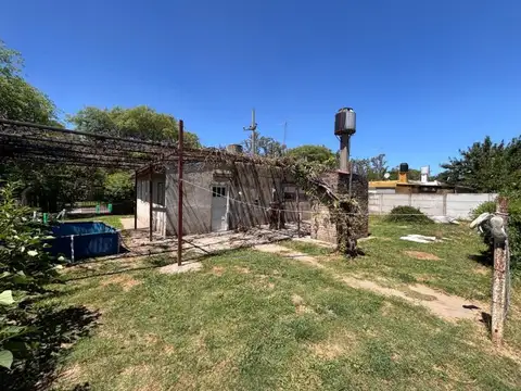 VENTA - Casas + local  y edificación al contra frente - Amplio lote céntrico sobre boulevard.