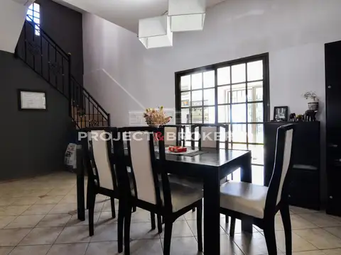 Casa en Venta con 2 cocheras