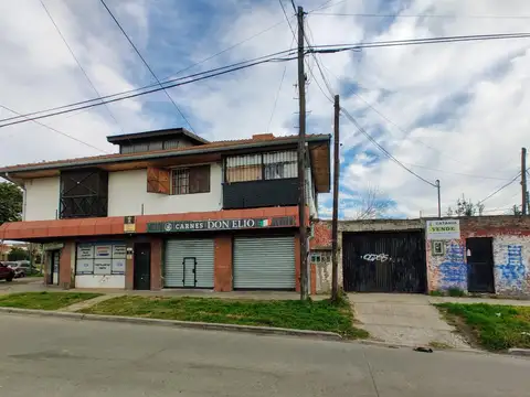 5 locales comerciales y un lote
