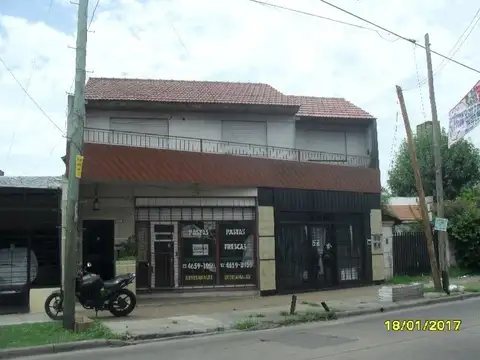 Dos locales sobre avenida mas departamento de 3 ambientes