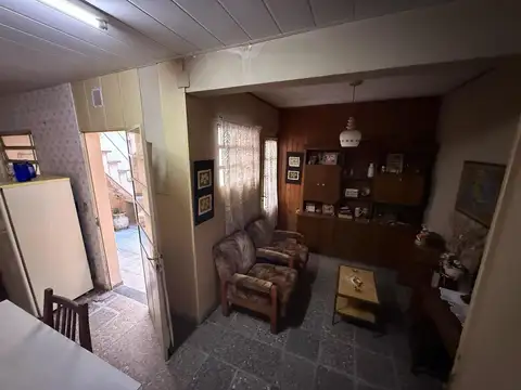 EN VENTA - CASA DE PASILLO TRES DORMITORIOS A RECICLAR - CENTRO