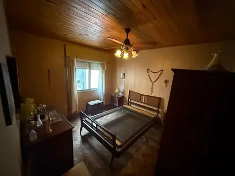 EN VENTA - CASA DE PASILLO TRES DORMITORIOS A RECICLAR - CENTRO