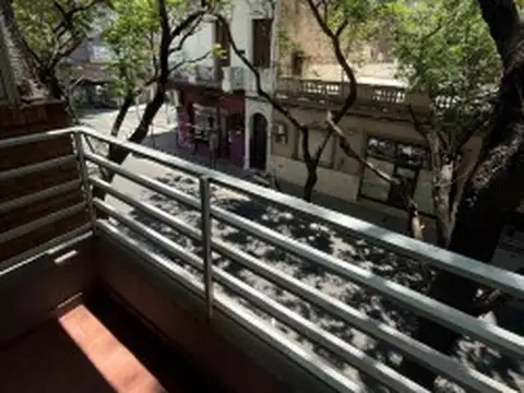 Departamento de escalera con balcon y cocina separada