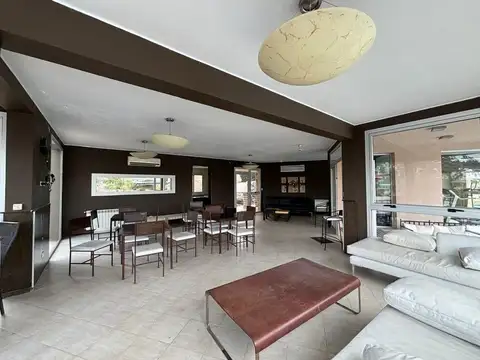 Casa en Venta con 4 cocheras