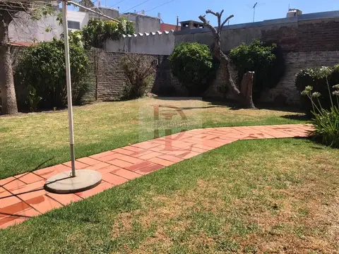 Casa en Venta con 4 cocheras