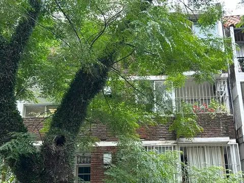 San Isidro:la Calabria. Depto de 2 Amb con Balcón y Pisos Pinotea. a 4 Cuadras de Av y 6 de Estación