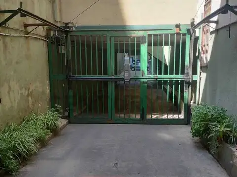 COCHERA en Planta Baja con acceso directo y seguridad 24hs - a metros de Facultad de Medicina